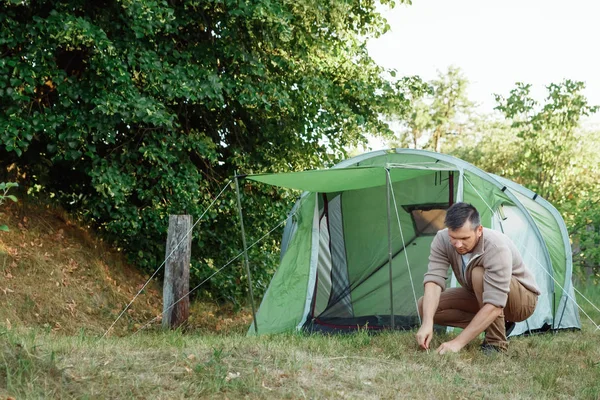 Homme Met Une Tente Dans Forêt Camper Sous Tente Cadre — Photo