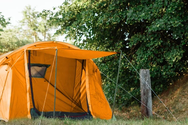 秋の森 冒険と旅行のための家のテント — ストック写真