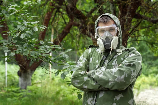 Homem Respirador Óculos Terno Camuflagem Contra Fundo Natureza Exércitos Químicos — Fotografia de Stock