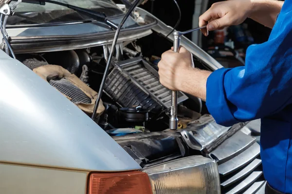 Erkek Anahtarı Ile Yakın Çekim Otomatik Mekanik Garajda Çalışır Onarım — Stok fotoğraf