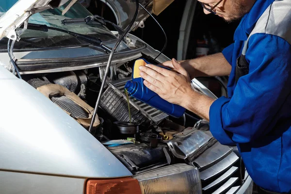 Mãos Masculinas Close Despeje Óleo Motor Mecânico Automóveis Trabalha Garagem — Fotografia de Stock