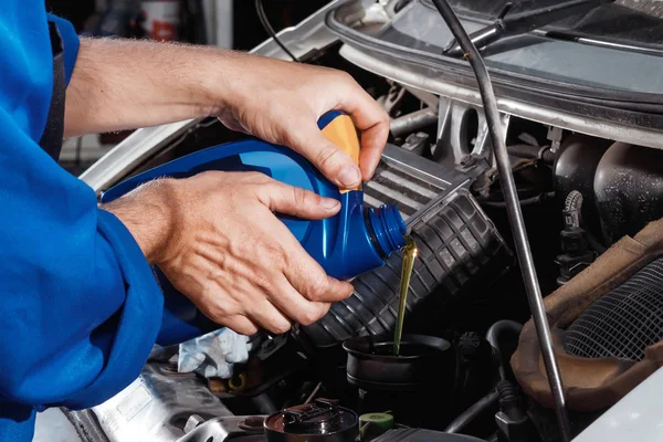 Mãos Masculinas Close Despeje Óleo Motor Mecânico Automóveis Trabalha Garagem — Fotografia de Stock