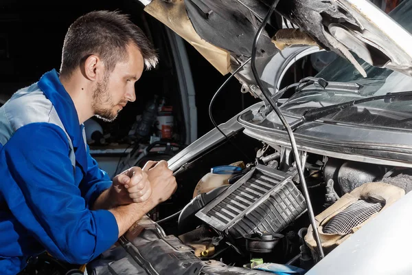 Der Automechaniker Arbeitet Der Werkstatt Reparaturservice Wartung Des Autos Autoreparatur — Stockfoto