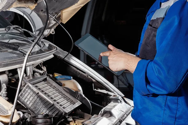 Erkek Anahtarı Ile Yakın Çekim Otomatik Mekanik Garajda Çalışır Onarım — Stok fotoğraf