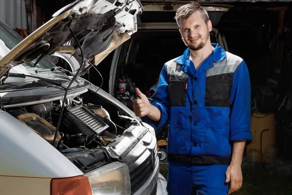 自動車整備士は ガレージで動作します サービスを修復します 車の修理 車のメンテナンス — ストック写真