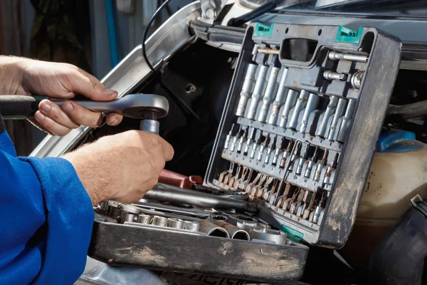 Mãos Masculinas Fechadas Com Chaves Mecânico Automóveis Trabalha Garagem Serviço — Fotografia de Stock