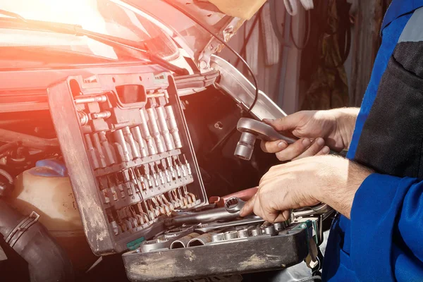 Mãos Masculinas Fechadas Com Chaves Mecânico Automóveis Trabalha Garagem Serviço — Fotografia de Stock