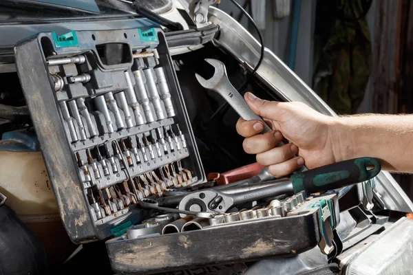 Mãos Masculinas Fechadas Com Chaves Mecânico Automóveis Trabalha Garagem Serviço — Fotografia de Stock