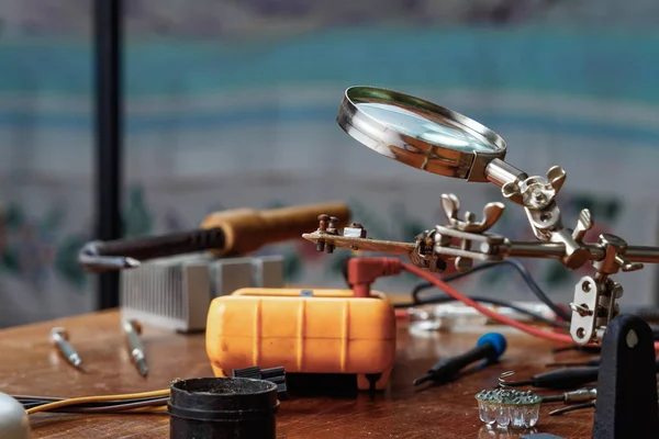 Çalışma alanı havya, microcircuit, Büyüteç Camı, Büyüteç Camı, ölçme aletleri ile. Elektronik onarım, ana.