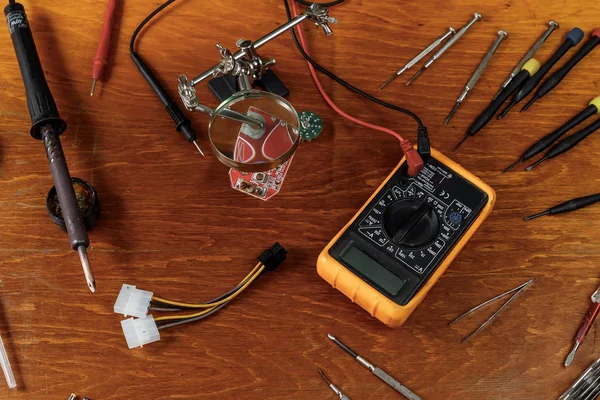 Çalışma alanı havya, microcircuit, Büyüteç Camı, Büyüteç Camı, ölçme aletleri ile. Elektronik onarım, ana.