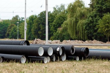 İnşaat alanı üzerine oluklu plastik borular. İnşaat işleri.