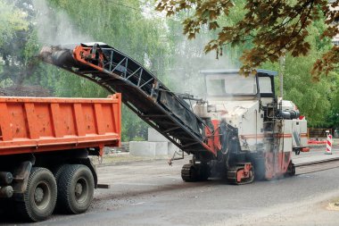 Kesim asfalt, özel bir makine ile eski asfalt kesme ve bir yaz gününde bir damper yükleme makinesidir. Yollar, tamiri asvalt, inşaat iş değiştirme.
