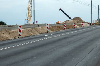 Beton köprü yapım aşamasında. İnşaat işleri.