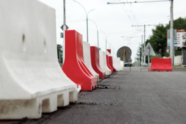 Kırmızı ve beyaz mobil plastik su jersey engelleri geçici sınırı için hiçbir erişim çalışma bölge karayolu Park barikat dolu..