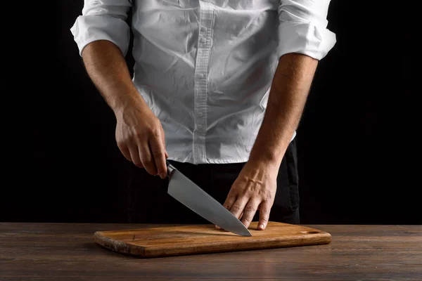 Manos Del Chef Cerca Con Cuchillo Una Tabla Madera Sobre — Foto de Stock