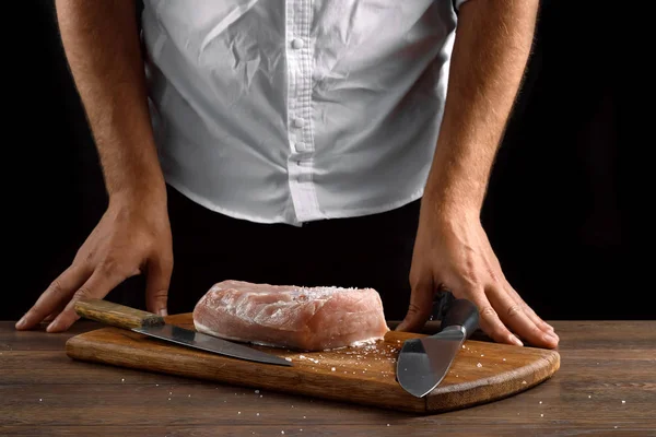厨师的手特写黑暗的背景 烹调肉 肉菜食谱的概念 — 图库照片