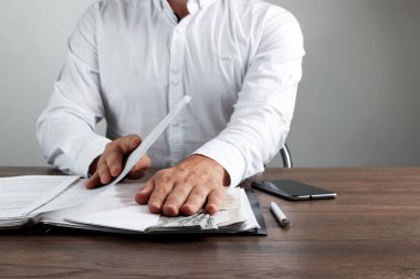 Bir iş adamı bize bir zarfın içinde para, bir dosyada rüşvet teklif dolors alır. Rüşvet ve yolsuzluk kavramı.