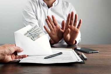 El ile zarf ve bize dolar. Girişimci, bir rüşvet olarak zarf reddediyor. Yolsuzluğa karşı rüşvet iş faaliyetlerine karşı kavramı.