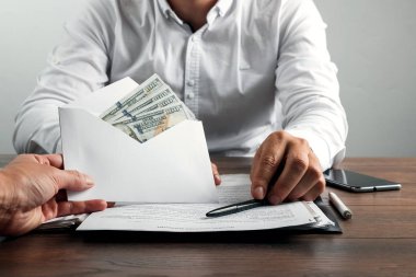 El ile zarf ve bize dolar. Girişimci, bir rüşvet olarak zarf reddediyor. Yolsuzluğa karşı rüşvet iş faaliyetlerine karşı kavramı.