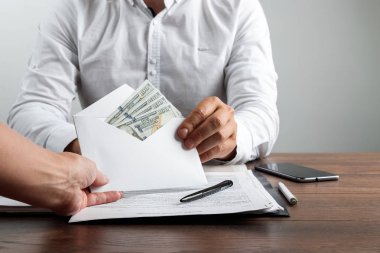 El ile zarf ve bize dolar. İşadamı zarf rüşvet alır. Yolsuzluğa karşı rüşvet iş faaliyetlerine karşı kavramı.