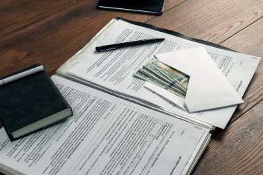 Zarf yalan üzerine işyeri ofis para. Yukarıdan görüntüleyin. Dosyanın içinde rüşvet teklif. Rüşvet ve yolsuzluk kavramı.