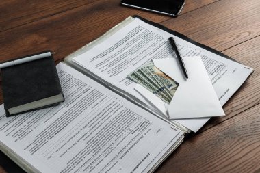 Zarf yalan üzerine işyeri ofis para. Yukarıdan görüntüleyin. Dosyanın içinde rüşvet teklif. Rüşvet ve yolsuzluk kavramı.