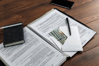 Zarf yalan üzerine işyeri ofis para. Yukarıdan görüntüleyin. Dosyanın içinde rüşvet teklif. Rüşvet ve yolsuzluk kavramı.