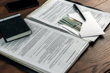 Zarf yalan üzerine işyeri ofis para. Yukarıdan görüntüleyin. Dosyanın içinde rüşvet teklif. Rüşvet ve yolsuzluk kavramı.