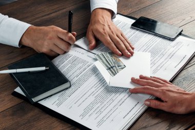 El ile zarf ve bize dolar. İşadamı zarf rüşvet alır. Yolsuzluğa karşı rüşvet iş faaliyetlerine karşı kavramı.
