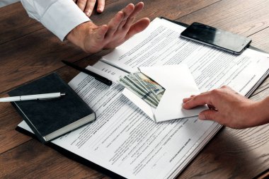 El ile zarf ve bize dolar. Girişimci, bir rüşvet olarak zarf reddediyor. Yolsuzluğa karşı rüşvet iş faaliyetlerine karşı kavramı.