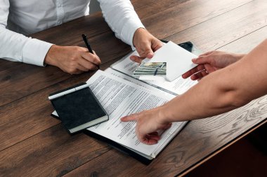 El ile zarf ve bize dolar. İşadamı zarf rüşvet alır. Yolsuzluğa karşı rüşvet iş faaliyetlerine karşı kavramı.