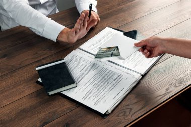 El ile zarf ve bize dolar. Girişimci, bir rüşvet olarak zarf reddediyor. Yolsuzluğa karşı rüşvet iş faaliyetlerine karşı kavramı.