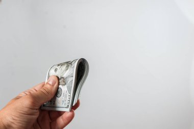 Bize dolar hafif bir arka plan üzerinde bir erkek elinde. Kavram rüşvet, ek iş, maaş, ikramiye, bonus, önbellek geri.