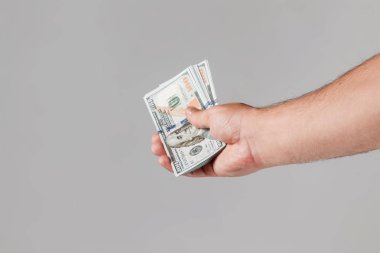 Bize dolar hafif bir arka plan üzerinde bir erkek elinde. Kavram rüşvet, ek iş, maaş, ikramiye, bonus, önbellek geri.