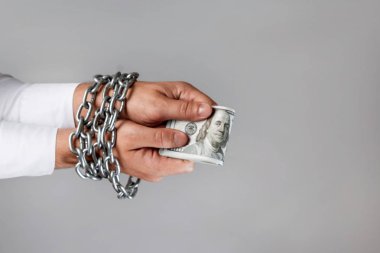 Zincir, kelepçe dolar mahkumlar ile işadamı elleri. Mücadele bozulması, iflas, kefalet, suç, rüşvet, sahtekarlık, kavramı ihale teklif verme