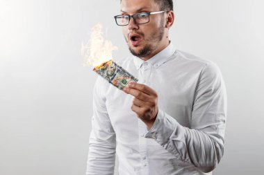 Bir adam bizi dolar yanan elinde, yanan para tutar. Enflasyon, Döviz ve yetki devri satın bir düşüş kavramı.