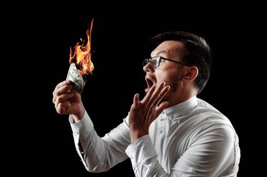 Bir adam bizi dolar yanan elinde, yanan para tutar. Enflasyon, Döviz ve yetki devri satın bir düşüş kavramı.