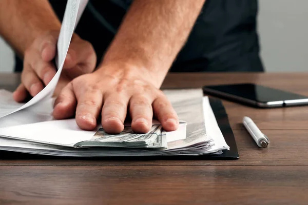 Een Zakenman Ontvangt Ons Dolors Een Envelop Geld Smeergeld Aangeboden — Stockfoto