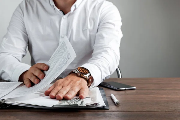 Een Zakenman Ontvangt Ons Dolors Een Envelop Geld Smeergeld Aangeboden — Stockfoto