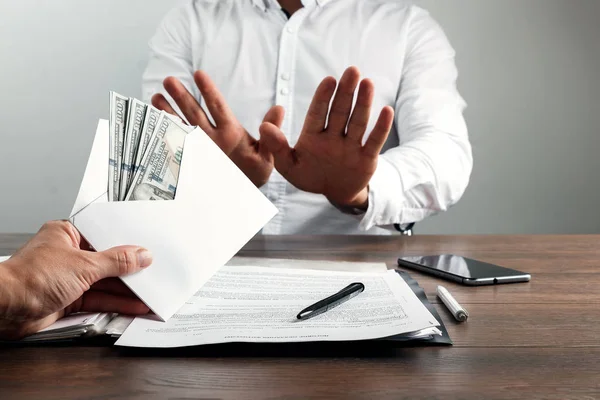 Hand Mit Umschlag Und Uns Dollars Der Unternehmer Lehnt Den — Stockfoto