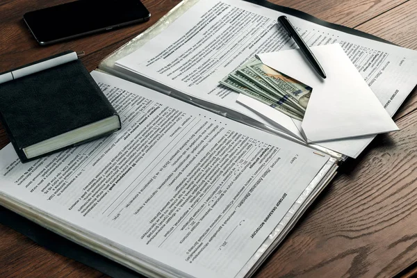 Zarf yalan üzerine işyeri ofis para. Yukarıdan görüntüleyin. Dosyanın içinde rüşvet teklif. Rüşvet ve yolsuzluk kavramı.