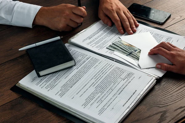 Hand Met Envelop Amerikaanse Dollars Zakenman Neemt Envelop Als Smeergeld — Stockfoto