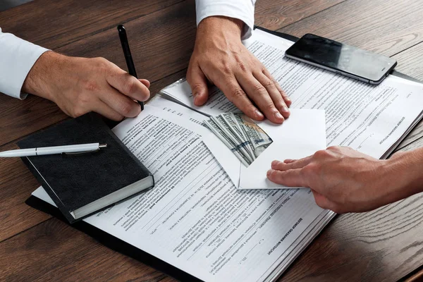 El ile zarf ve bize dolar. İşadamı zarf rüşvet alır. Yolsuzluğa karşı rüşvet iş faaliyetlerine karşı kavramı.