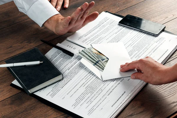 El ile zarf ve bize dolar. Girişimci, bir rüşvet olarak zarf reddediyor. Yolsuzluğa karşı rüşvet iş faaliyetlerine karşı kavramı.