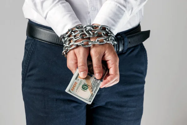 Zincir, kelepçe dolar mahkumlar ile işadamı elleri. Mücadele bozulması, iflas, kefalet, suç, rüşvet, sahtekarlık, kavramı ihale teklif verme