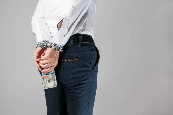 Χέρια Του Επιχειρηματία Φυλακισμένους Δολάρια Αλυσίδες Χειροπέδες Ιδέα Της Καταπολέμησης — Φωτογραφία Αρχείου