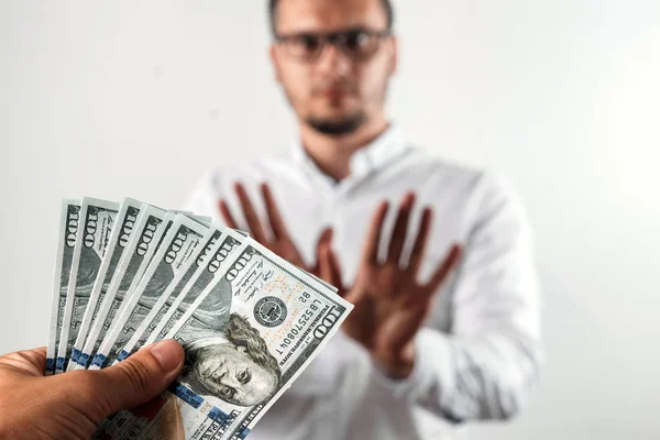 Επιχειρηματίας Μας Αρνείται Δολάρια Στο Στούντιο Γκρι Φόντο Έννοια Της — Φωτογραφία Αρχείου