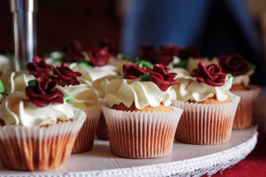 Lezzetli kek çilek ve ahşap masa üzerinde taze nane ile yakın çekim