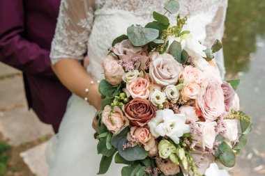 Güzel gelin düğün renkli buket tutuyor. Renkli çiçekler güzellik. Yakın çekim demet çiçeği. Gelin aksesuarları. Kadın dekorasyon kız için. Ayrıntılar için evlilik