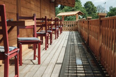 güneş ışığı ve masa ve sandalyeler modern balkonda